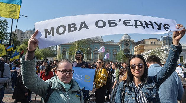  Эксперт: «За языковой закон украинцам придется платить из своего кармана» 