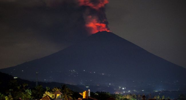 Все рейсы отменены: на Бали продолжается извержение вулкана
