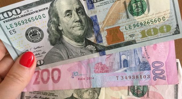 К концу года украинская валюта ослабнет до 29 гривен за доллар - прогноз Минэкономики