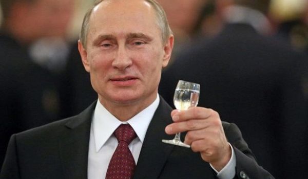 «Невиданный в истории Балабол»: россияне в ауте от нелепого тоста Путина 