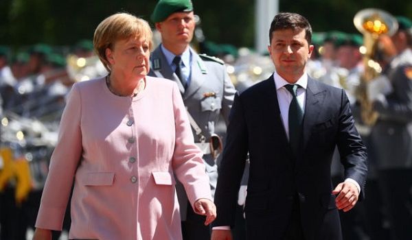 На встрече с Зеленским у Меркель произошел судорожный припадок: в сети показали видео 