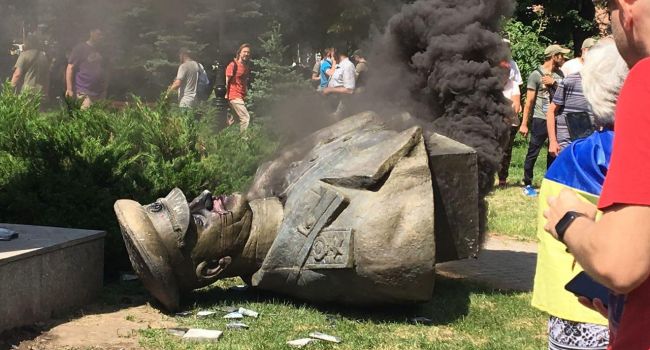Нардеп пообещал взять на поруки двух активистов, которых судя в Харькове за демонтаж памятника Жукову