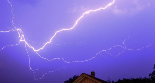 Трое погибших: На Прикарпатье в остановку ударила молния