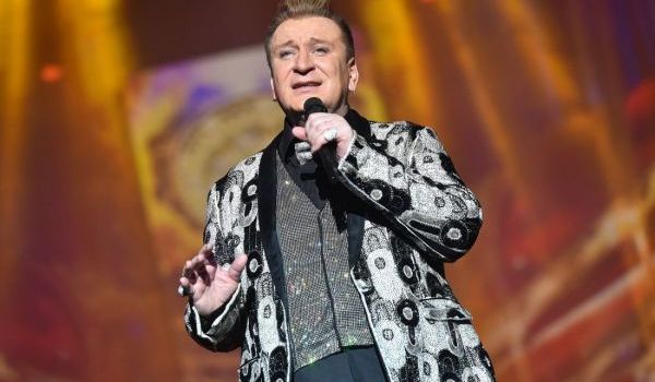 «Надоело ждать»: известный российский певец в нетрезвом состоянии затеял дебош в аэропорту