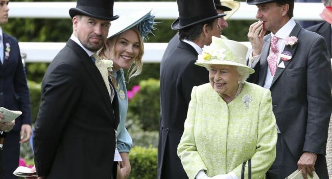 Просто восхитительно: Елизавета II прибыла на финал скачек в роскошном лимонном пальто