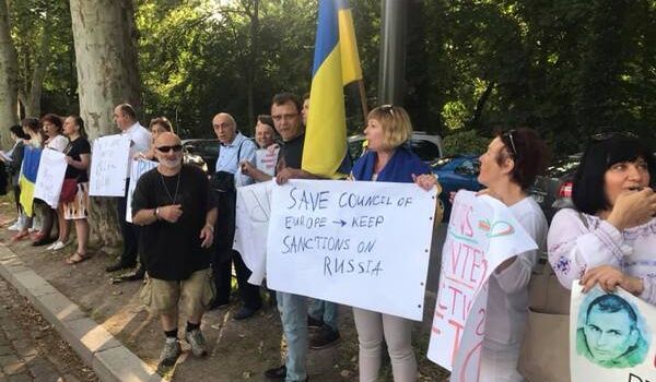 «Как так?» В ЕС состоялся пикет в поддержку Украины из-за возвращения РФ в ПАСЕ 