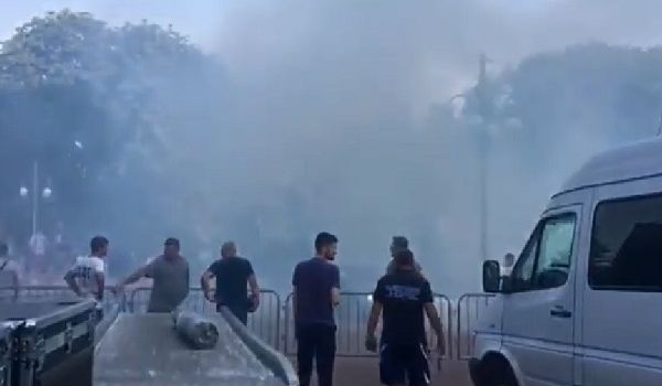 Во время выступления Порошенко в Стрыю бросили дымовые шашки 