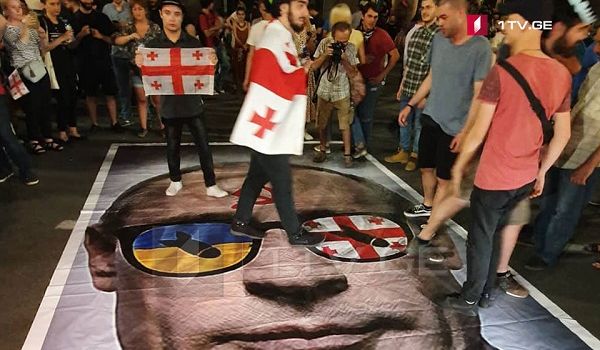 Протестующие в Тбилиси потоптались по портрету Путина за агрессивную политику в Украине и Грузии 