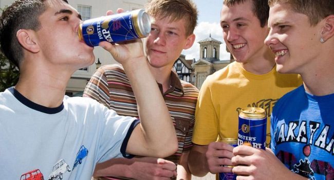 Почти половина украинских школьников употребляют алкоголь