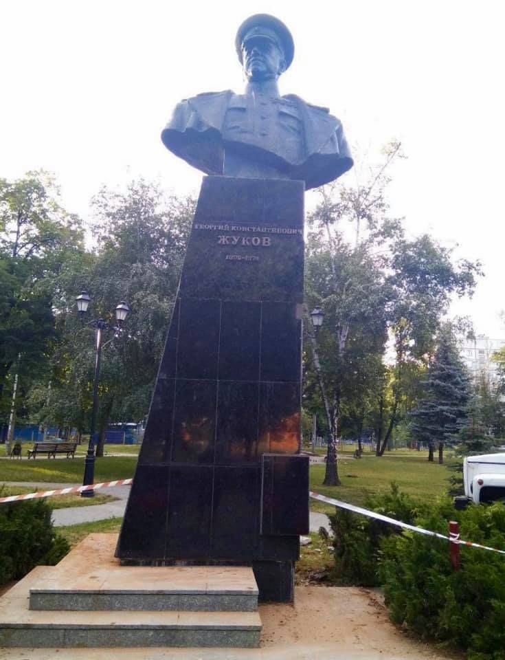 В Харькове по решению Кернеса вернули на место памятник Жукову