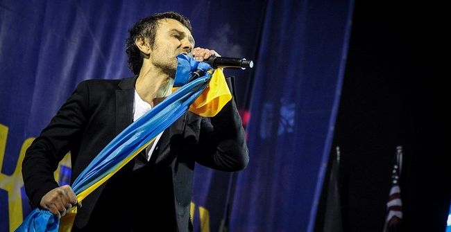 «Слушаю и слезы наворачиваются!» В сети восхитились исполнением гимна Украины на концерте «Океан Ельзи»