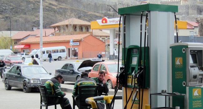В Грузии нацвалюта падает, бензин и продукты дорожают: власти страны в срочном порядке обратились к ЕС