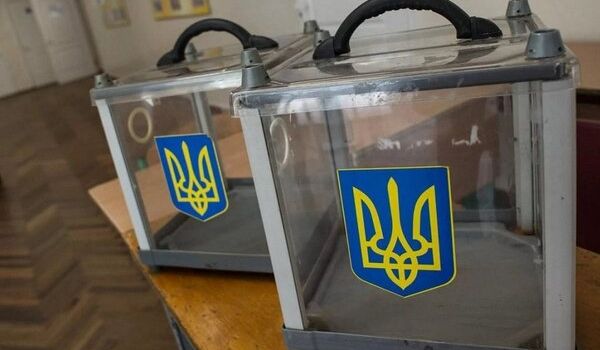 «Мы по-прежнему блуждаем во тьме»: российский политолог провел параллель между выборами в России и Украине 