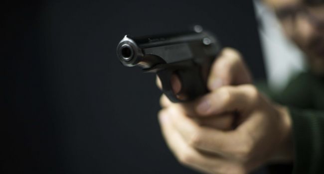 На Киевщине мужчина добивался внимания девушки, угрожая ей пистолетом