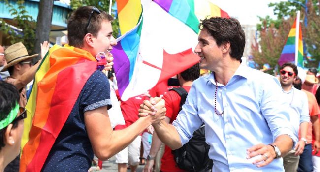 Джастин Трюдо посетил гей-бар накануне парада ЛГБТ