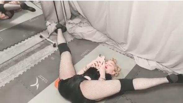 «В таком возрасте это пошло и вульгарно»: Пользователям не понравился шпагат Мадонны