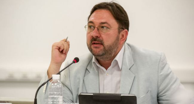Спецзакон о СМИ в Украине: у Зеленского рассказали, что сократят все, кроме 4 вещателей