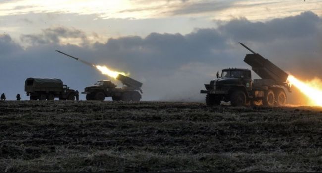 «Все идет к войне»: Путин перебросил на Донбасс около сотни «Градов», танков и гаубиц