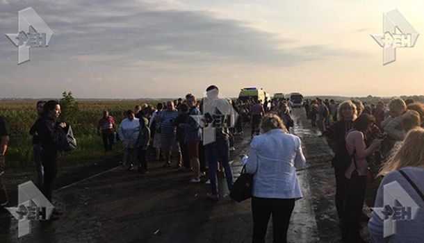 Пассажирский самолет под Москвой совершил жесткую посадку и загорелся