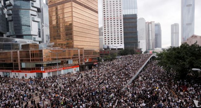 Масштабная акция протеста в Гонконге: на митинг собрались полмиллиона человек