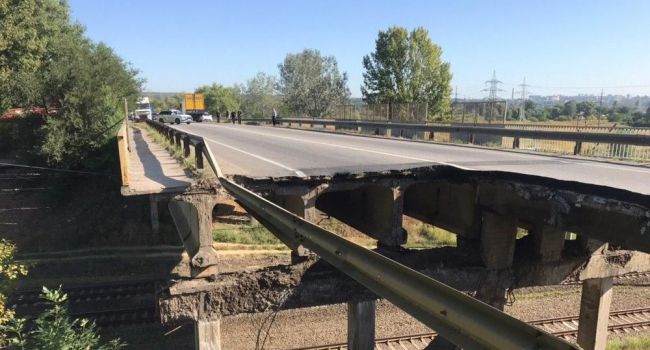  «Не только разрушение инфраструктуры, но и падение морально-нравственных принципов»: Азаров прокомментировал инцидент с мостом в Харькове