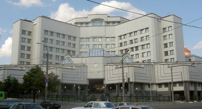 «Битва за Киев»: нардепы просят Конституционный суд поставить точку в войне за мэрское кресло