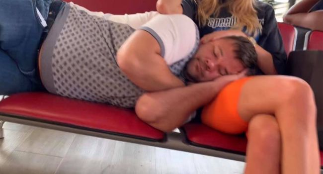 В Интернете обнародовано фото Богдана, спящего на скамейках в аэропорту 