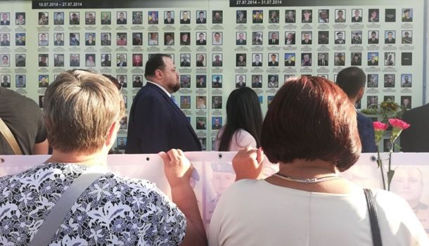 Депутаты ВР в центре Киева почтили память погибших военных 
