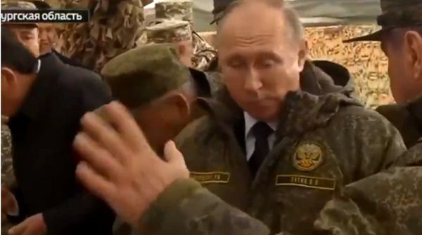 «Лучше бы чайком полониевым угостили»: в сети жестко высмеяли Путина, попробовавшего сгущенку