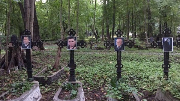 На кладбище в Санкт-Петербурге состоялись «похороны» Путина и его пропагандистов: фото