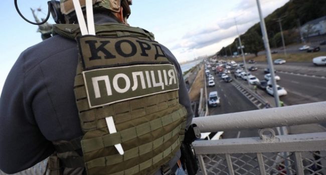  ЧП в Киеве: Вооруженный мужчина хочет взорвать мост Метро, он открыл стрельбу