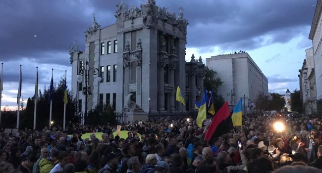«Здесь уже тысячи народа, все как ночью 22 ноября 2013-го», - политолог о протесте в Киеве