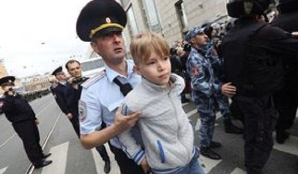 В Санкт-Петербурге ученикам третьего класса сообщили о том, что участие в митингах незаконно 