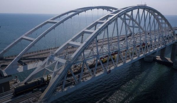 Даже сваи из воды вытащили: Крымский мост уже разобрали наполовину