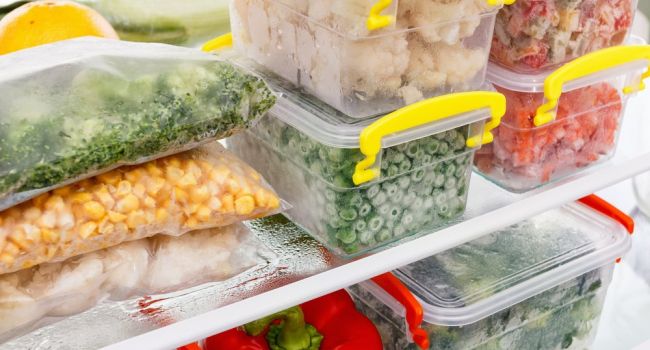 Откажитесь от заморозки: Специалисты рассказали, какие продукты нельзя хранить в морозильной камере