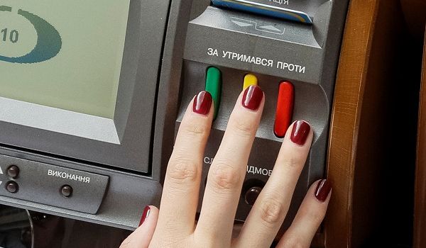 Депутатов партии «Слуга народа» наказали за кнопкодавство