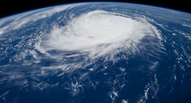 Ураган «Лоренцо» в Атлантике достиг максимальной силы