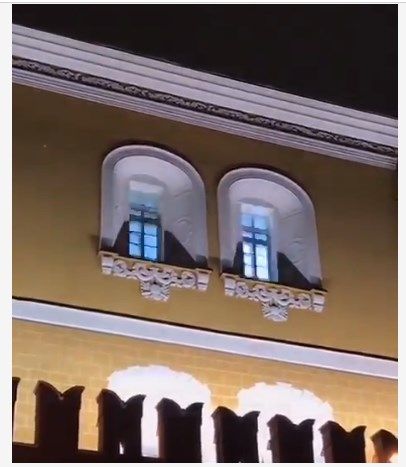 «Франкенштейна изготавливают?» Россияне активно обсуждают странное явление в окнах Кремля