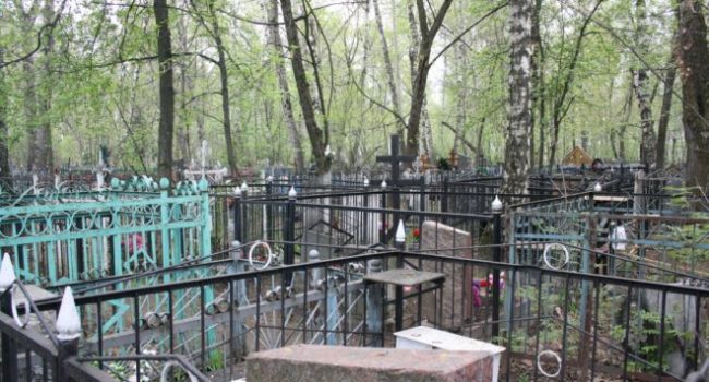 «Анатолий, вам ли не пох**, чем мы тут занимаемся? Мне кажется, ему совершенно по*бать»: две девочки-подростка устроили на кладбище циничное шоу