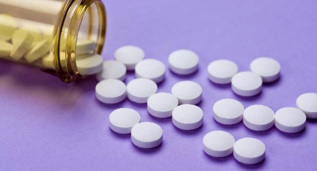 «Аспирин снижает риск атеротромбоза, но может спровоцировать кровоизлияние в мозг»: Медики предупредили об опасном побочном эффекте популярного лекарства