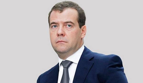 Правительство Медведева сразу после послания Путина ушло в отставку