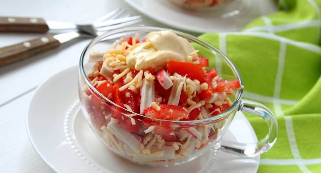 Быстро и вкусно: рецепт салата с томатами и крабовыми палочками