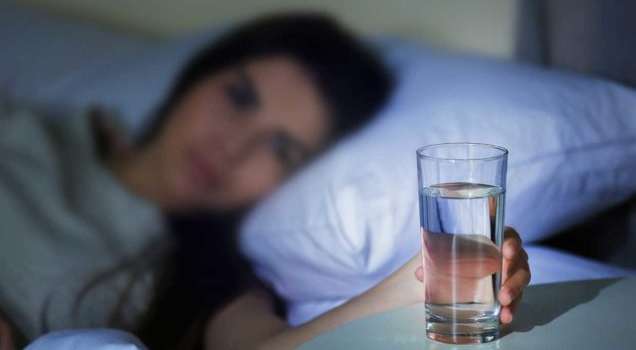 Ученые пояснили почему нельзя пить на ночь много воды