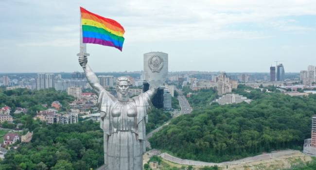 «Вызвало к ним дополнительное презрение»: блогер прокомментировал флаг ЛГБТ на монументе Родина-мать 