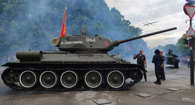 В Севастополе во время парада сломанный танк Т-34 направился прямо в толпу зрителей