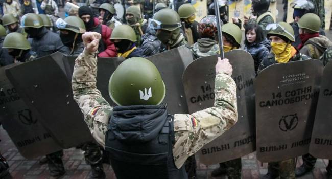 У Зеленского хотят вытеснить майдановцев из армии, чтобы те не подняли бунт после предательских команд, – журналист