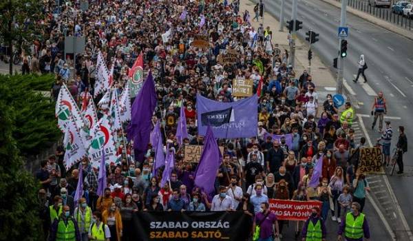 В Будапеште провели тысячную акцию протеста против вмешательства Орбана в деятельности СМИ 