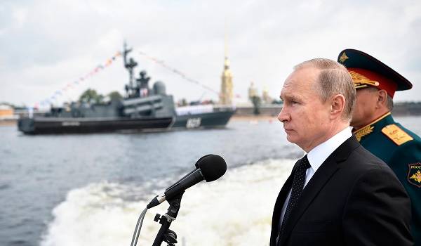 В Петербурге забили на пандемию и провели для Путина помпезный парад ВМФ