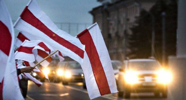 Хоруженко: в поддержку белорусов мы должны поднять рядом с государственным флагом белорусский бело-красный флаг
