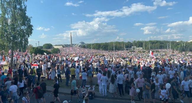 Горбач: вы действительно думаете, что белорусы, которые выходят на улицы под бело-красно-белым флагом, позволят аннексировать свою страну?